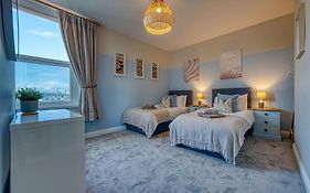 2 Bedrooms Modern, Stunning & Stylish Contractor House, Prime Portsmouth Location With Free Parking Permit, Summer Special Offer!! - By Blue Puffin Stays